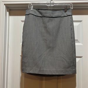 Cute houndstooth mini skirt with back zip and slit.